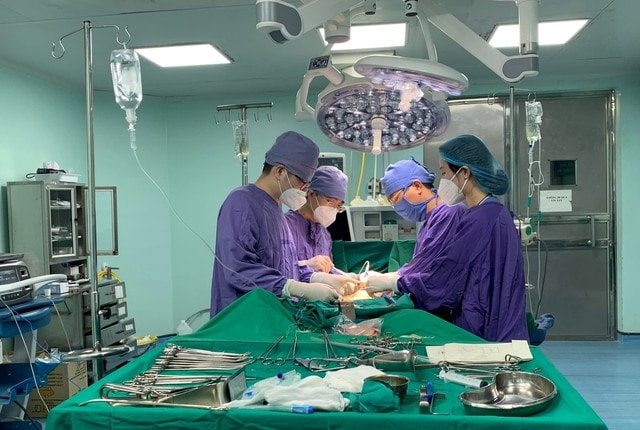 Bệnh viện Hữu Nghị cắt bỏ u tuyến tiền liệt 'khủng' 600 gram cho cụ ông 83 tuổi- Ảnh 1.