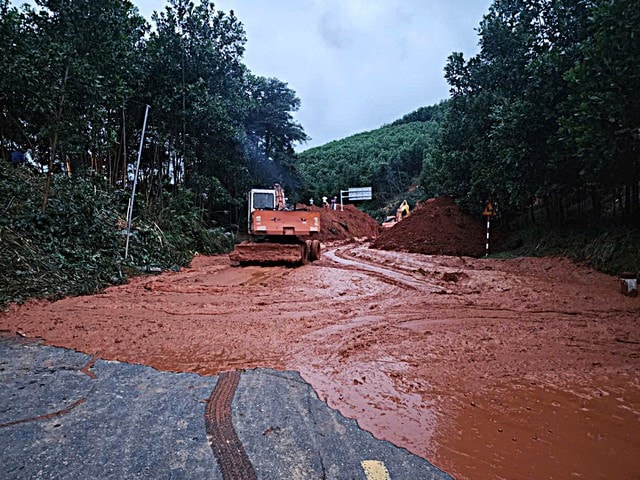 Bộ Xây dựng cảnh báo nguy cơ đâm va cầu vượt sông, lệnh khắc phục sạt lở thông tuyến cứu trợ- Ảnh 2.