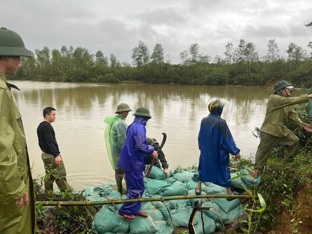 Hà Tĩnh: Khẩn trương gia cố đê, di dời người dân ở vùng ngập lụt đến nơi an toàn- Ảnh 1.