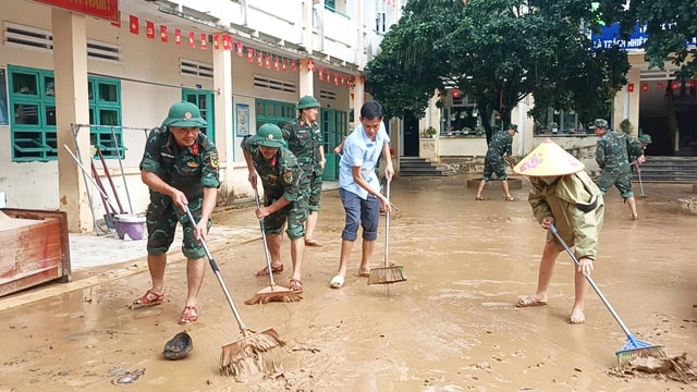 Đà Nẵng: Lực lượng vũ trang giúp bệnh viện dọn bùn, khử khuẩn ngay trong đêm khi lũ rút- Ảnh 1.