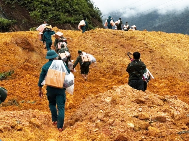 Băng rừng, cõng lương thực tiếp tế cho người dân vùng sạt lở- Ảnh 1.