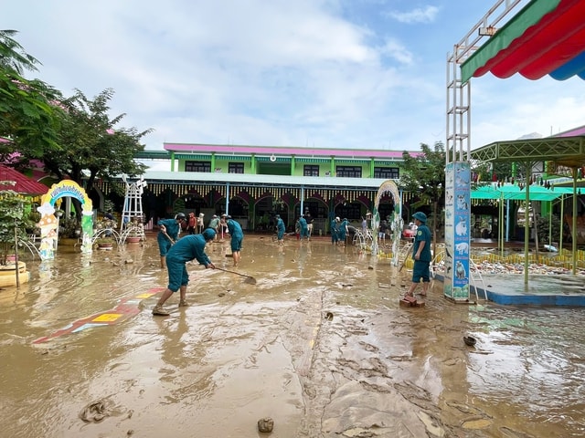 Đà Nẵng: Lực lượng vũ trang giúp bệnh viện dọn bùn, khử khuẩn ngay trong đêm khi lũ rút- Ảnh 2.