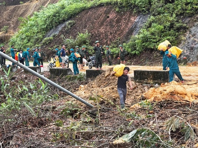 Băng rừng, cõng lương thực tiếp tế cho người dân vùng sạt lở- Ảnh 2.