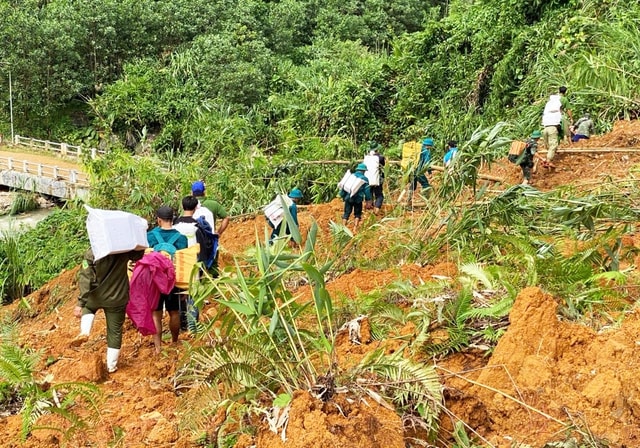 Băng rừng, cõng lương thực tiếp tế cho người dân vùng sạt lở- Ảnh 3.