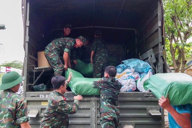 Băng rừng, cõng lương thực tiếp tế cho người dân vùng sạt lở- Ảnh 4.