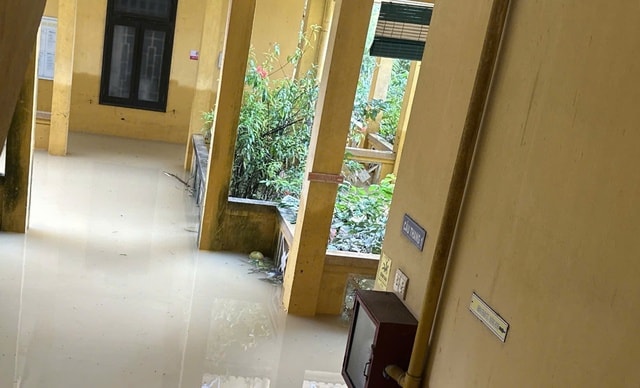 Bác sĩ, nhân viên y tế ở Huế xắn tay dọn bùn, đảm bảo khám chữa bệnh sau lũ- Ảnh 9.