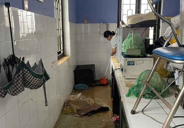 Bác sĩ, nhân viên y tế ở Huế xắn tay dọn bùn, đảm bảo khám chữa bệnh sau lũ- Ảnh 12.