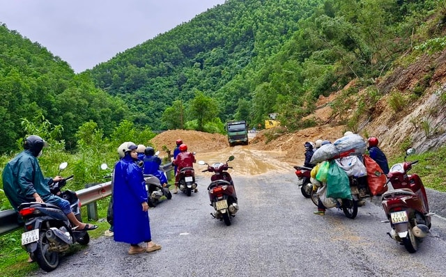 Hơn 28.000 học sinh Quảng Trị phải nghỉ học do mưa lũ, sạt lở- Ảnh 6.