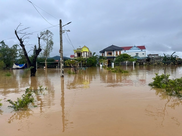 Hơn 28.000 học sinh Quảng Trị phải nghỉ học do mưa lũ, sạt lở- Ảnh 1.