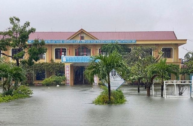 Hơn 28.000 học sinh Quảng Trị phải nghỉ học do mưa lũ, sạt lở- Ảnh 7.