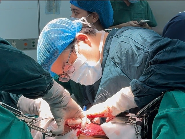 Cắt bỏ khối u gan khổng lồ 2,5 kg- Ảnh 3.