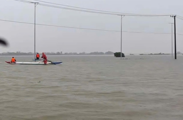 Kiểm tra hàng hóa sau lũ, 2 người bị điện giật- Ảnh 1. Kiểm tra hàng hóa sau lũ, 2 người bị điện giật- Ảnh 1.