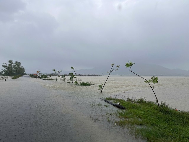 Mưa lũ lớn tiếp diễn ở Trung Bộ, cảnh báo lũ mới từ Nghệ An đến Quảng Trị- Ảnh 3. Mưa lũ lớn tiếp diễn ở Trung Bộ, cảnh báo lũ mới từ Nghệ An đến Quảng Trị- Ảnh 3.