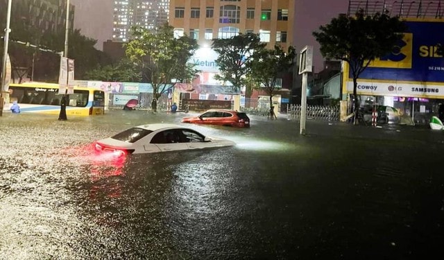 Đường đi của mưa lớn miền Trung rất phức tạp, dịch chuyển ra Nghệ An rồi lại vòng về Huế, Đà Nẵng- Ảnh 2. Đường đi của mưa lớn miền Trung rất phức tạp, dịch chuyển ra Nghệ An rồi lại vòng về Huế, Đà Nẵng- Ảnh 2.