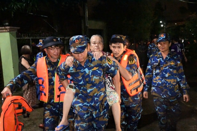 Lực lượng hải quân xuyên đêm hỗ trợ người dân bị ngập sâu ở Lâm Đồng- Ảnh 1. Lực lượng hải quân xuyên đêm hỗ trợ người dân bị ngập sâu ở Lâm Đồng- Ảnh 1.