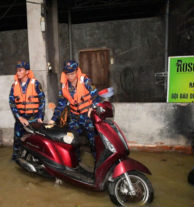 Lực lượng hải quân xuyên đêm hỗ trợ người dân bị ngập sâu ở Lâm Đồng- Ảnh 2. Lực lượng hải quân xuyên đêm hỗ trợ người dân bị ngập sâu ở Lâm Đồng- Ảnh 2.