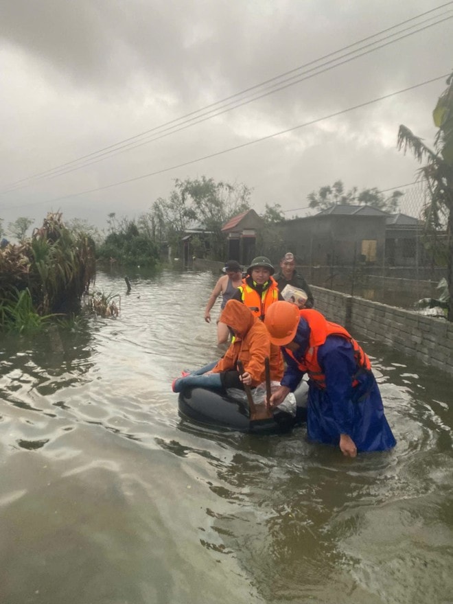 Mưa lớn khiến nhiều nơi ở Hà Tĩnh ngập lụt, tuyến đường ven biển bị sạt lở- Ảnh 3.