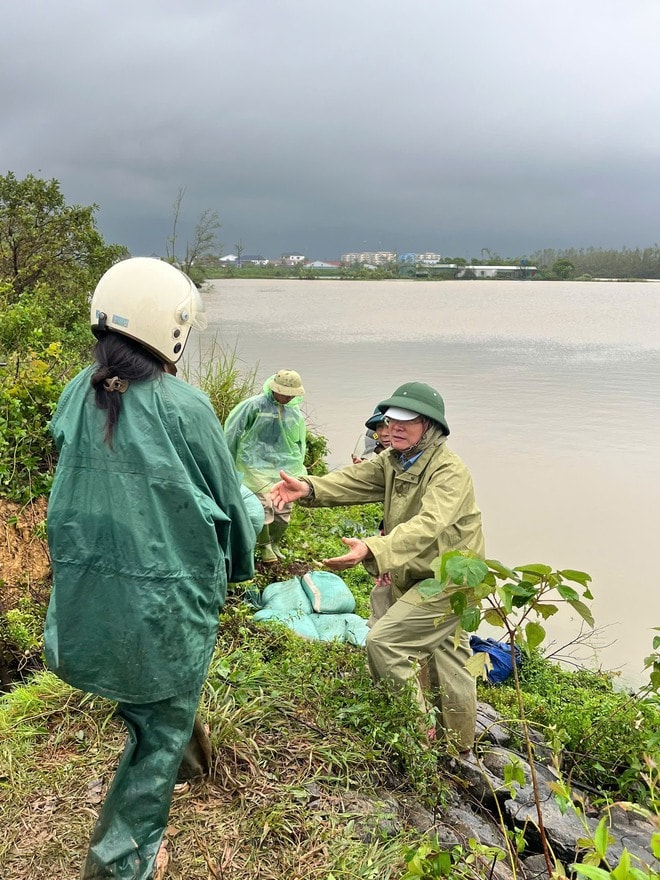 Hà Tĩnh: Khẩn trương gia cố đê, di dời người dân ở vùng ngập lụt đến nơi an toàn- Ảnh 3.