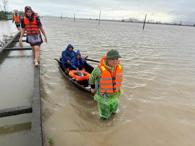Mưa lớn khiến nhiều nơi ở Hà Tĩnh ngập lụt, tuyến đường ven biển bị sạt lở- Ảnh 4.