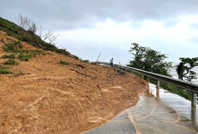 Mưa lớn khiến nhiều nơi ở Hà Tĩnh ngập lụt, tuyến đường ven biển bị sạt lở- Ảnh 2.