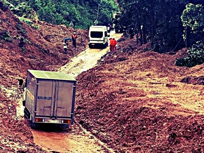 Đường sắt Bắc - Nam và đường Hồ Chí Minh thông tuyến trở lại sau mưa lũ- Ảnh 2. Đường sắt Bắc - Nam và đường Hồ Chí Minh thông tuyến trở lại sau mưa lũ- Ảnh 2.