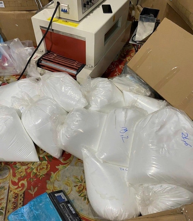 Bắt nhóm sản xuất, buôn bán mỹ phẩm giả thương hiệu nổi tiếng, quy mô liên tỉnh ở TPHCM- Ảnh 8. Bắt nhóm sản xuất, buôn bán mỹ phẩm giả thương hiệu nổi tiếng, quy mô liên tỉnh ở TPHCM- Ảnh 8.