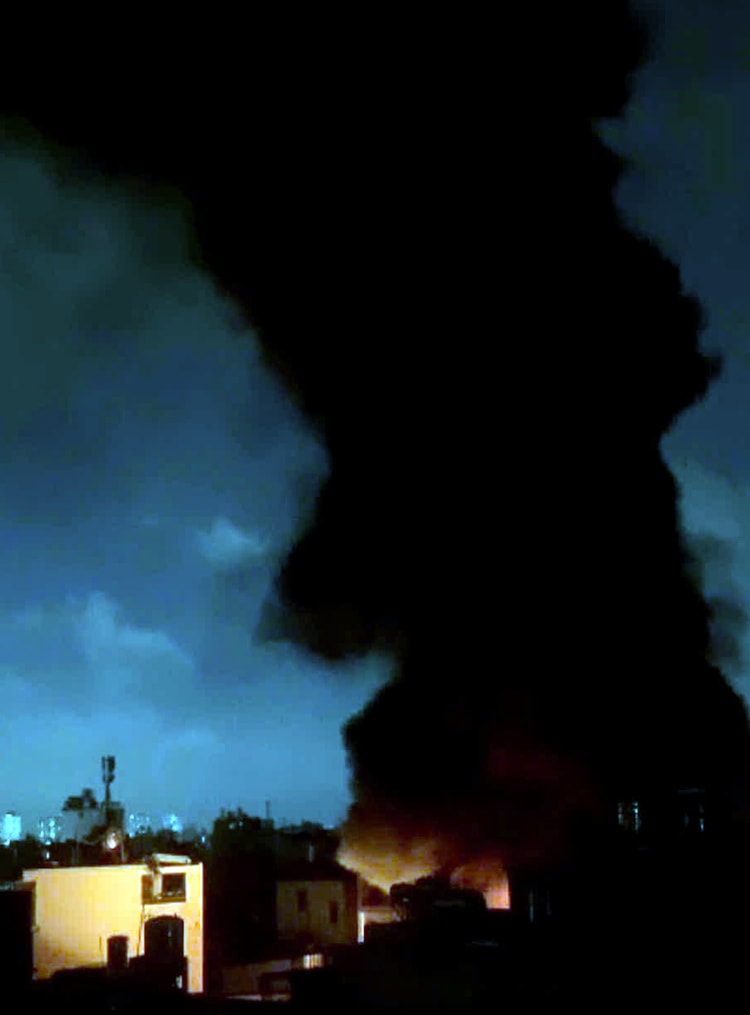 TP Hồ Chí Minh: Cháy lớn kho chứa bao bì nhựa, khói đen bao trùm khu dân cư- Ảnh 1.