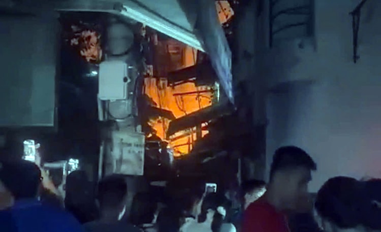 TP Hồ Chí Minh: Cháy lớn kho chứa bao bì nhựa, khói đen bao trùm khu dân cư- Ảnh 2.