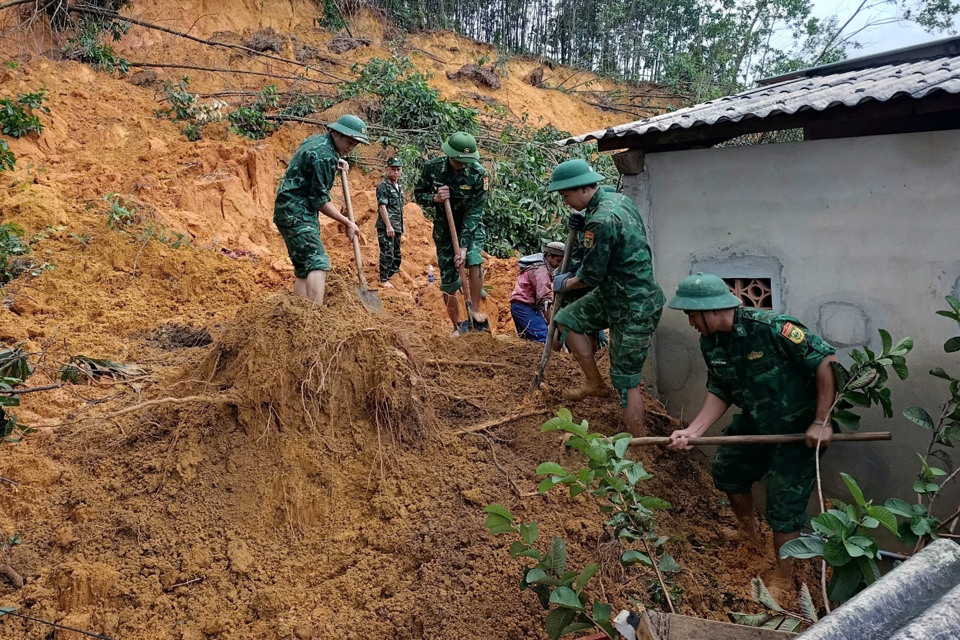 Sát cánh cùng nhân dân khắc phục hậu quả mưa lũ lịch sử- Ảnh 2. Sát cánh cùng nhân dân khắc phục hậu quả mưa lũ lịch sử- Ảnh 2.