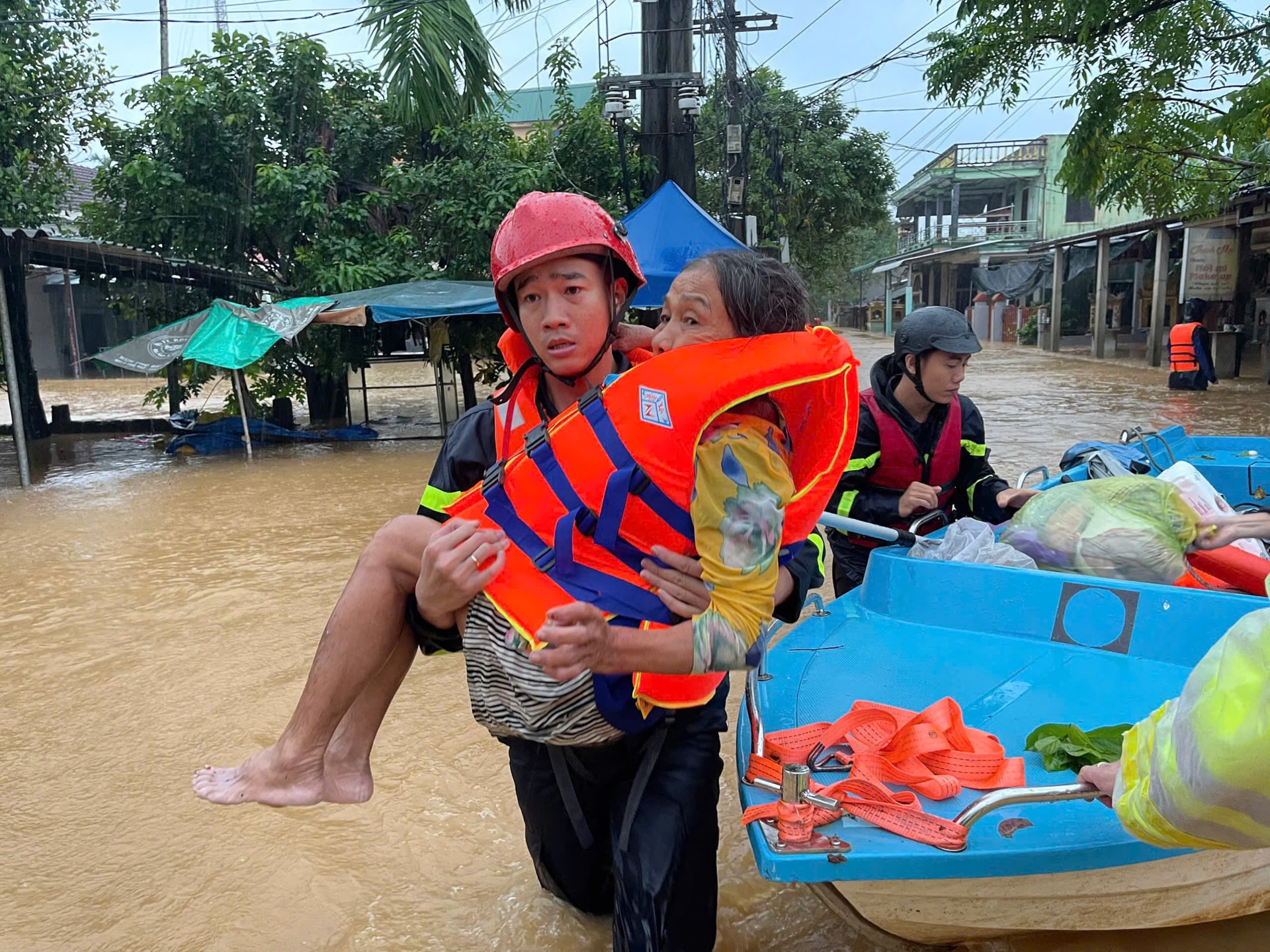 Gia đình được cứu trong lũ, người đàn ông viết thư cảm ơn, 'xin nhận Huế làm quê hương thứ 2'- Ảnh 1.