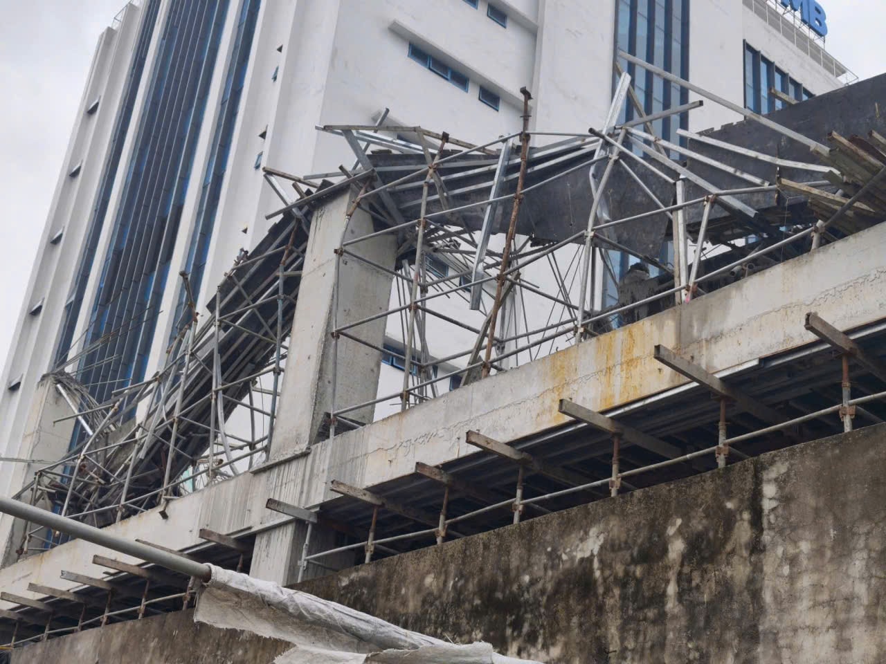 Sập giàn giáo lúc rạng sáng, 2 công nhân gặp nạn tử vong- Ảnh 1. Sập giàn giáo lúc rạng sáng, 2 công nhân gặp nạn tử vong- Ảnh 1.