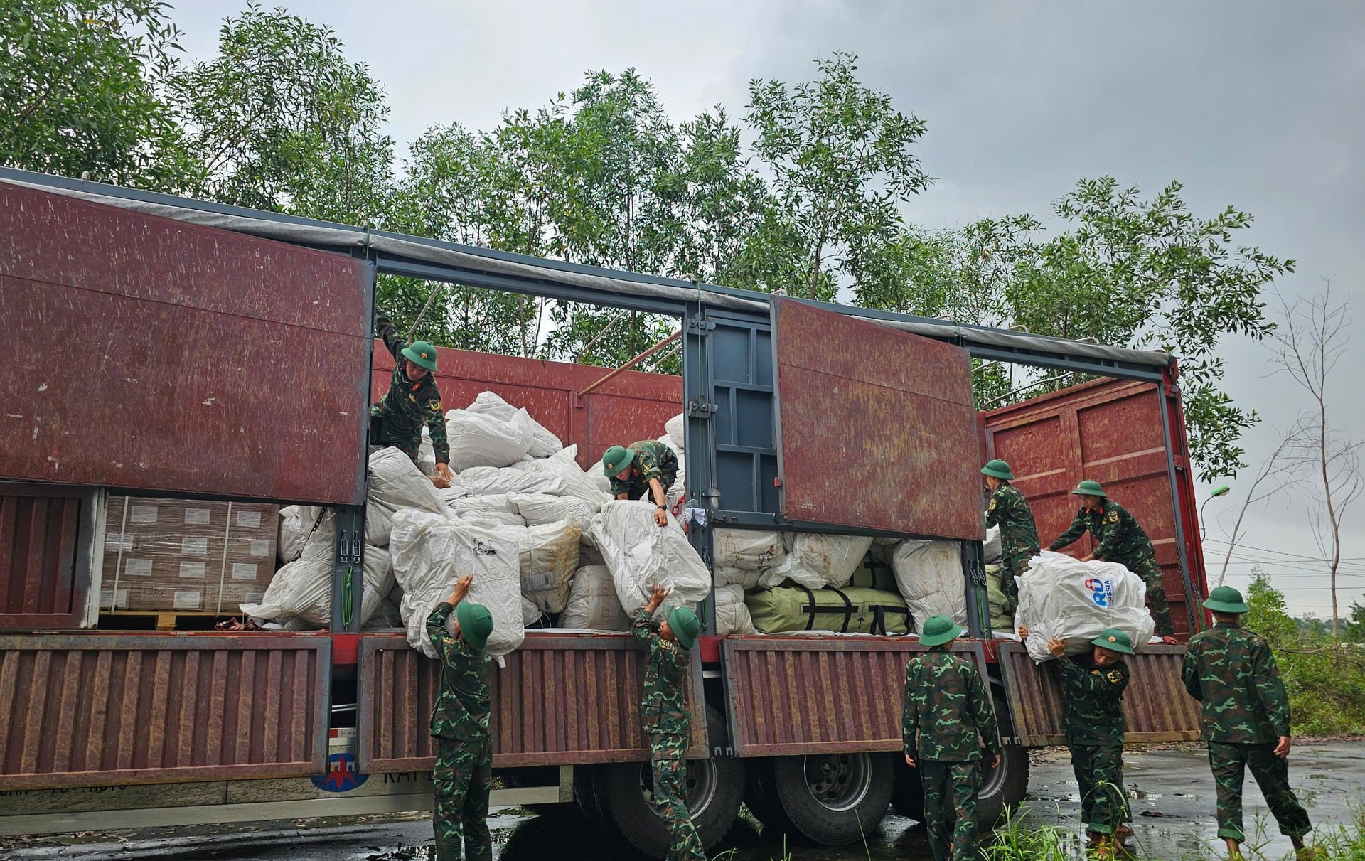 Huế tiếp nhận hàng viện trợ khẩn cấp của Chính phủ Liên bang Nga- Ảnh 1. Huế tiếp nhận hàng viện trợ khẩn cấp của Chính phủ Liên bang Nga- Ảnh 1.