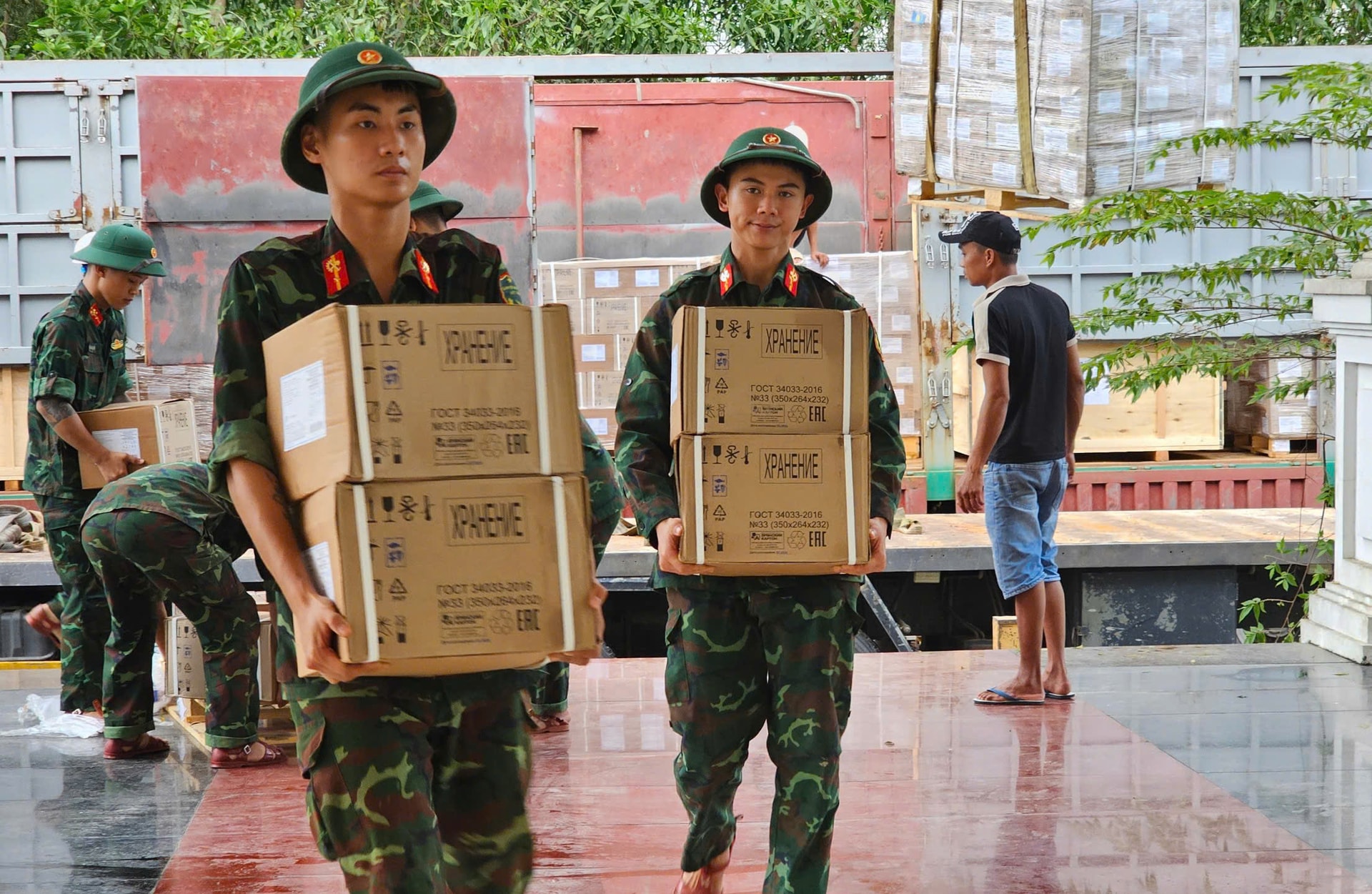 Huế tiếp nhận hàng viện trợ khẩn cấp của Chính phủ Liên bang Nga- Ảnh 2. Huế tiếp nhận hàng viện trợ khẩn cấp của Chính phủ Liên bang Nga- Ảnh 2.