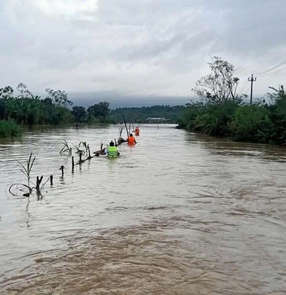 Tìm thấy thi thể cháu bé bị nước lũ cuốn khi đi qua ngầm tràn- Ảnh 1. Tìm thấy thi thể cháu bé bị nước lũ cuốn khi đi qua ngầm tràn- Ảnh 1.