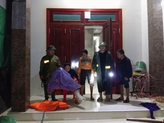 Xuyên đêm sơ tán người dân ra khỏi vùng ngập lụt- Ảnh 1. Xuyên đêm sơ tán người dân ra khỏi vùng ngập lụt- Ảnh 1.