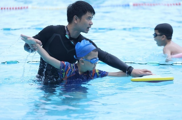Bộ GD-ĐT lần đầu tiên ban hành chương trình dạy bơi an toàn cho học sinh- Ảnh 1.