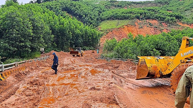 Cảnh báo nguy cơ sạt lở đèo Lò Xo, Trung Bộ còn bao nhiêu điểm ách tắc giao thông- Ảnh 2. Cảnh báo nguy cơ sạt lở đèo Lò Xo, Trung Bộ còn bao nhiêu điểm ách tắc giao thông- Ảnh 2.