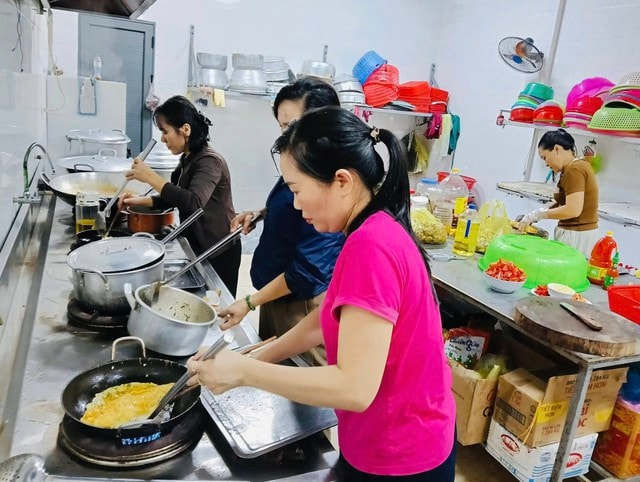 Những khoảnh khắc xúc động đến nghẹn lời ở vùng lũ- Ảnh 2.