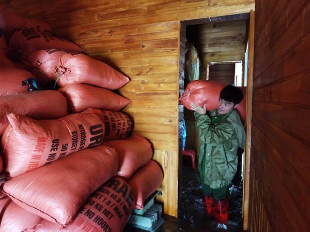 Những khoảnh khắc xúc động đến nghẹn lời ở vùng lũ- Ảnh 5.