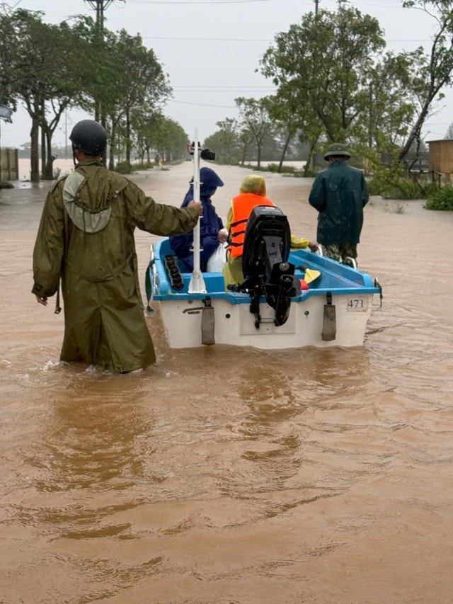 Những khoảnh khắc xúc động đến nghẹn lời ở vùng lũ- Ảnh 14.