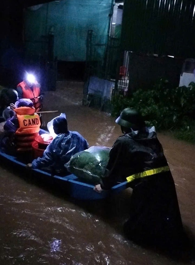 Những khoảnh khắc xúc động đến nghẹn lời ở vùng lũ- Ảnh 10.