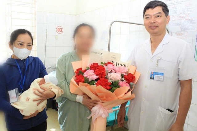 Ca mổ '3 nguy cơ' cứu sản phụ mang thai bằng IVF ở Điện Biên- Ảnh 2. Ca mổ '3 nguy cơ' cứu sản phụ mang thai bằng IVF ở Điện Biên- Ảnh 2.