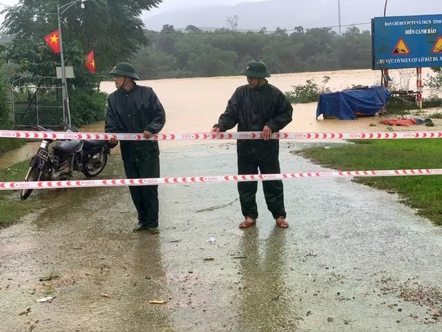 Xuyên đêm sơ tán người dân ra khỏi vùng ngập lụt- Ảnh 2. Xuyên đêm sơ tán người dân ra khỏi vùng ngập lụt- Ảnh 2.