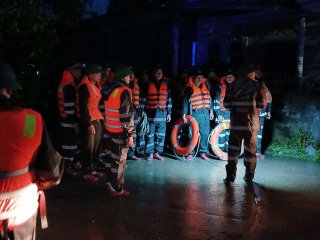 Tìm thấy thi thể cháu bé bị nước lũ cuốn khi đi qua ngầm tràn- Ảnh 2. Tìm thấy thi thể cháu bé bị nước lũ cuốn khi đi qua ngầm tràn- Ảnh 2.