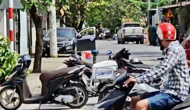 Phát hiện thi thể cô gái trong cốp ô tô đậu ven đường ở TPHCM- Ảnh 1. Phát hiện thi thể cô gái trong cốp ô tô đậu ven đường ở TPHCM- Ảnh 1.