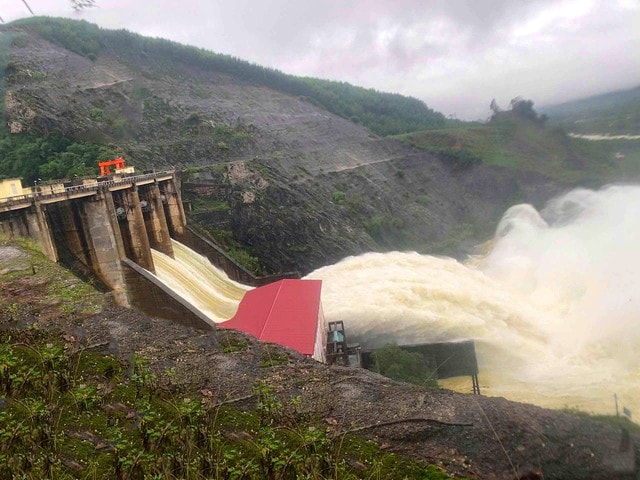 Xuyên đêm sơ tán người dân ra khỏi vùng ngập lụt- Ảnh 3. Xuyên đêm sơ tán người dân ra khỏi vùng ngập lụt- Ảnh 3.