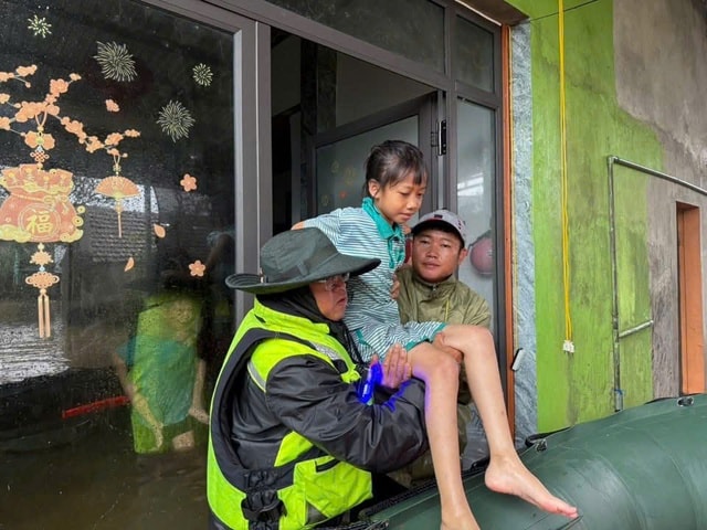 Những khoảnh khắc xúc động đến nghẹn lời ở vùng lũ- Ảnh 4.