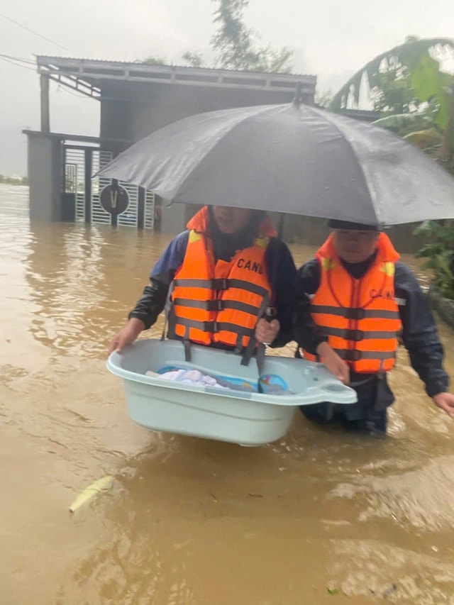 Những khoảnh khắc xúc động đến nghẹn lời ở vùng lũ- Ảnh 6.