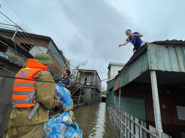Những khoảnh khắc xúc động đến nghẹn lời ở vùng lũ- Ảnh 3.