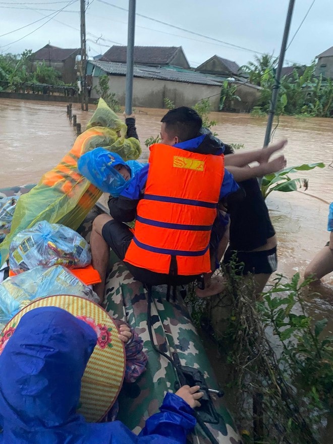 Những khoảnh khắc xúc động đến nghẹn lời ở vùng lũ- Ảnh 12.